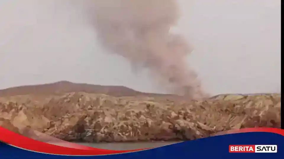 Gunung Anak Krakatau Erupts as Authorities Maintain Exclusion Zone