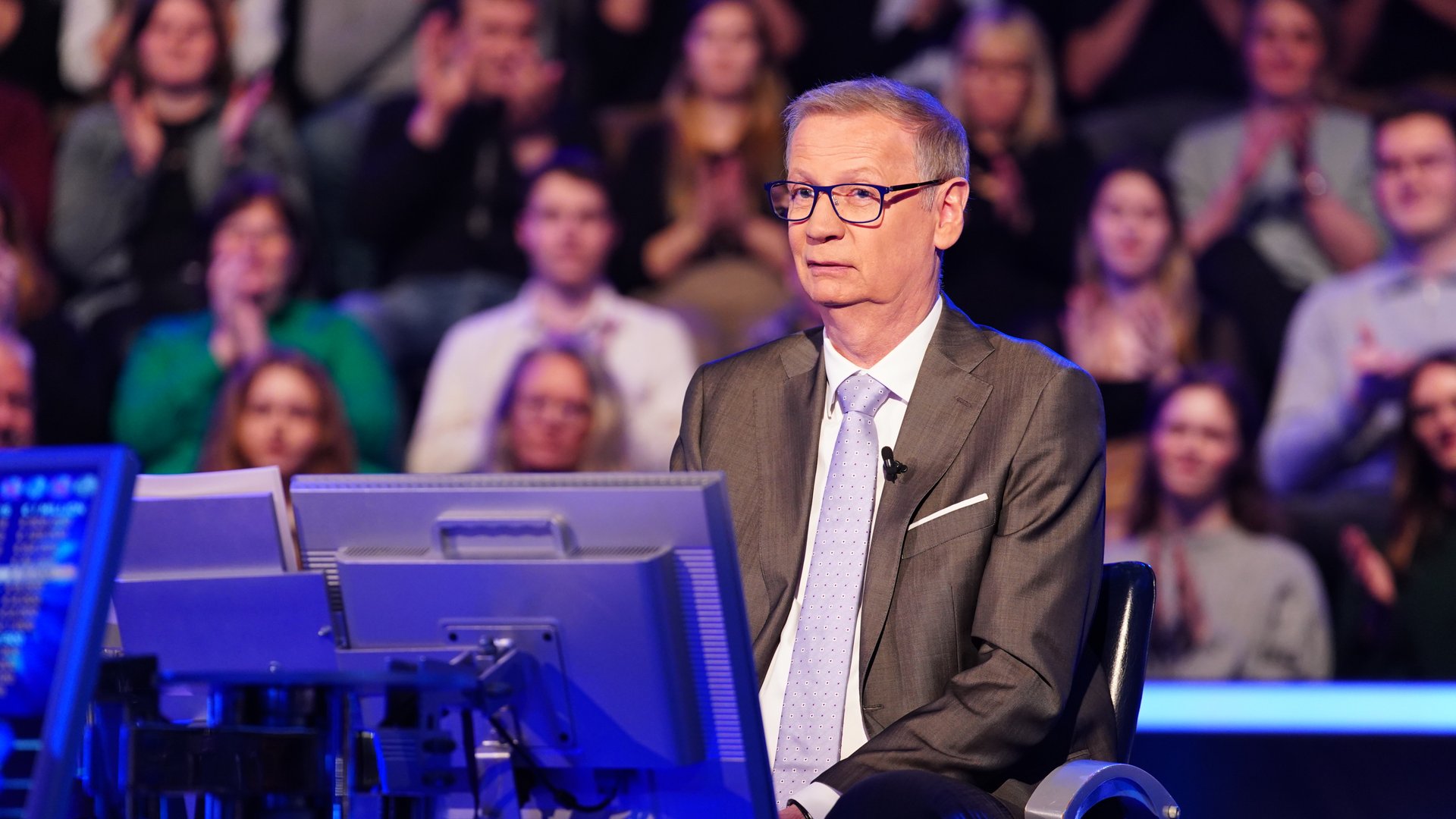 Günther Jauch Slams Impossible Keyboard Question on Wer wird Millionär
