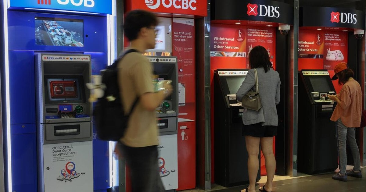 Singapore Bank Stocks Fall After Bond Yield Surge Triggers Sell-Off
