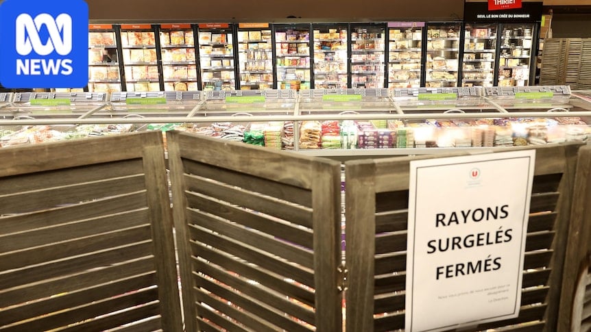 A sign in a French supermarket that reads: "Rayons surgelés fermés."