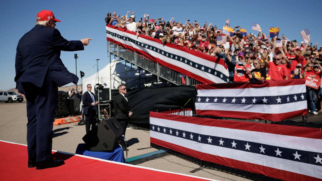 Trump Says Government Leakers Should Face Execution in Arizona Rally