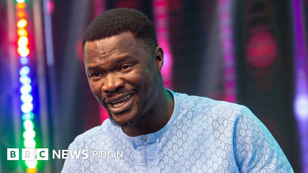Toluwanisings wears a blue native attire