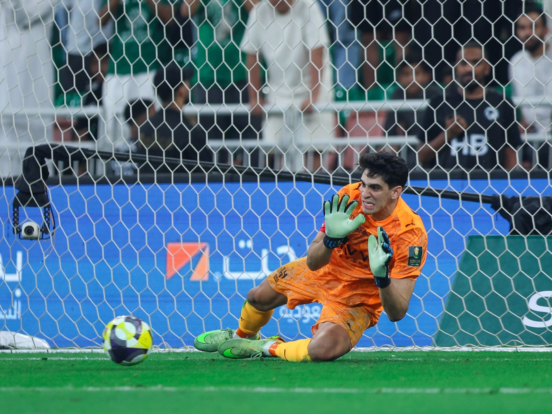 Simón Wins Yashin Trophy as Best Goalkeeper