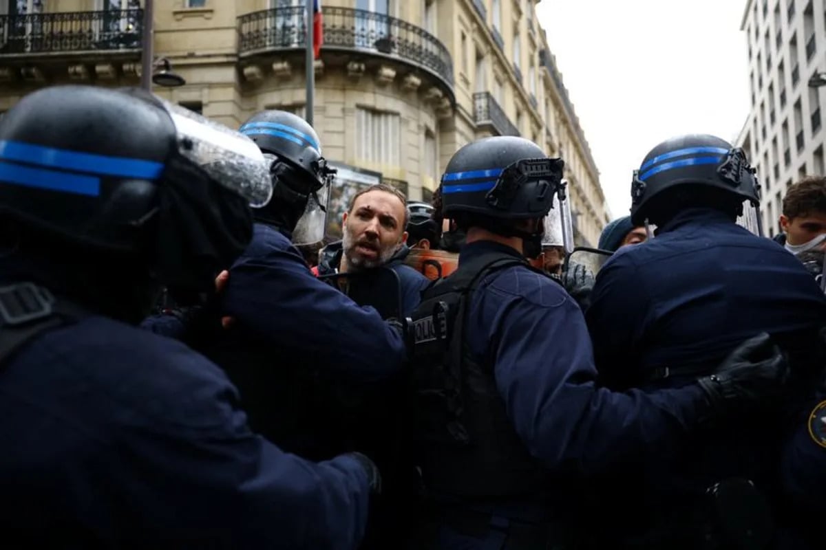 France Halts Stun Grenades After 15-Year-Old Boy Loses Hand in Lens