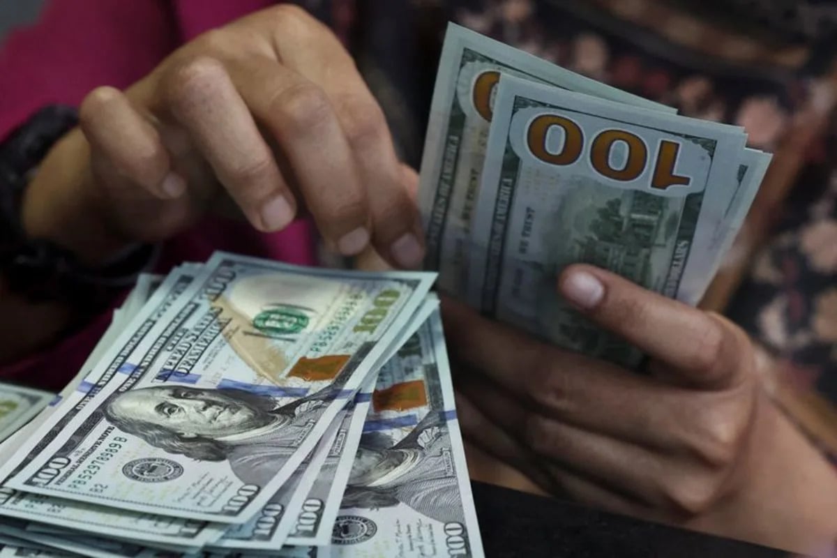 Euro Tumbles to 17-Month Low Against Dollar