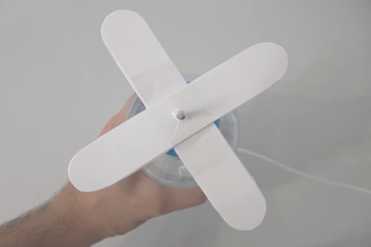 Electricity-Free Bottle Fan Goes Viral via José Ángel Llamas de la Fuente