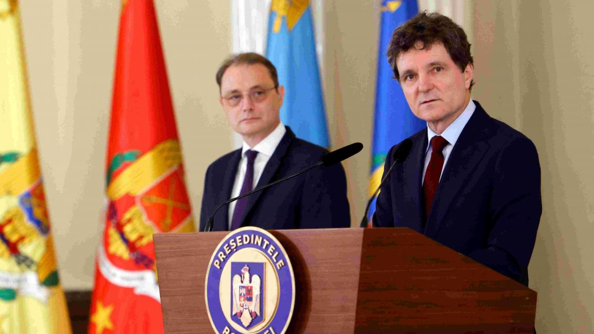 Luca Niculescu Cabinet Takes Oath to End Romania Political Paralysis
